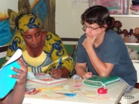 Fati écrit sur le livre d'or