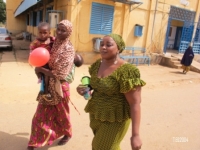 Fati va chercher les enfants de pédiatrie pour la fête