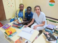 Fati, Sani et Mouna font l'inventaire